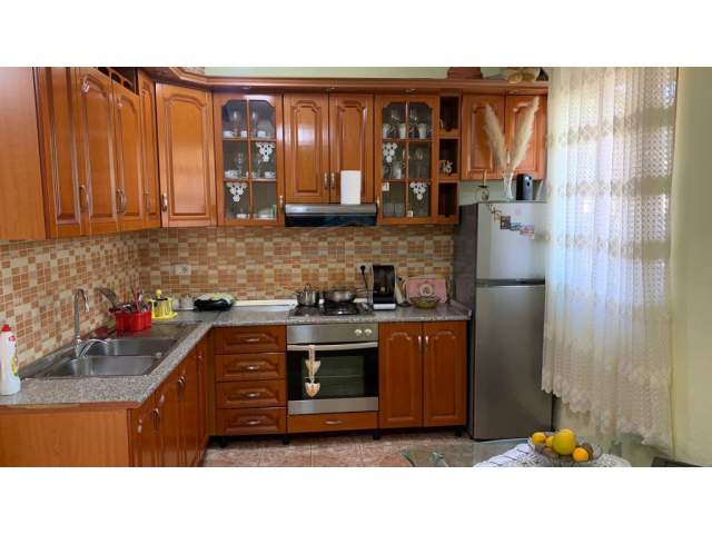 Tirane, jepet me qera apartament 2+1 Kati 1, 85 m² 420 Euro (Laprake)