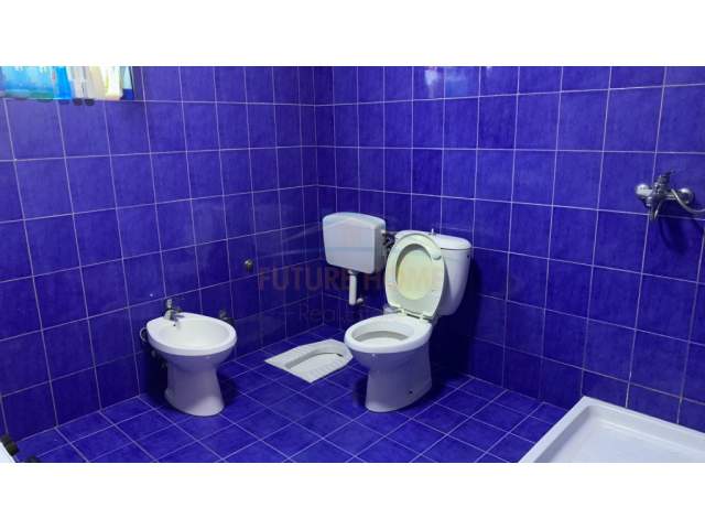 Tirane, jepet me qera apartament 2+1 Kati 1, 85 m² 420 Euro (Laprake)