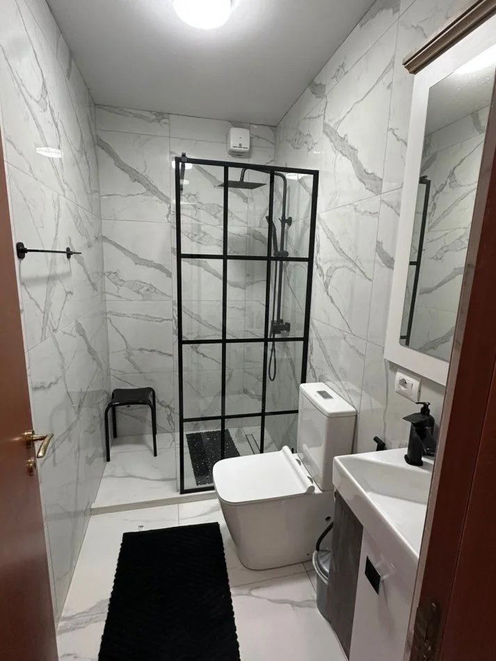 Tirane, jepet me qera apartament 2+1+Ballkon Kati 3, 90 m² 850 € (Rr Barrikadave Pas 15 Kateshit)