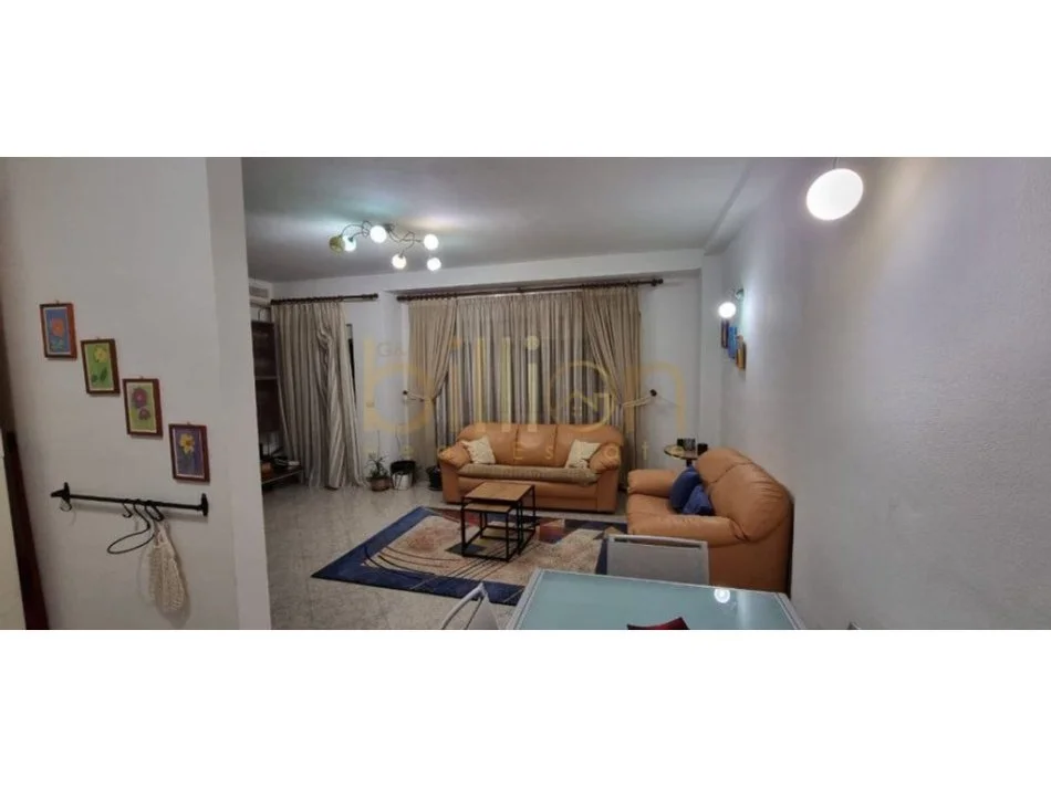 Tirane, jepet me qera 1+1+Ballkon , 80 m² 700 € (Pazari ri)