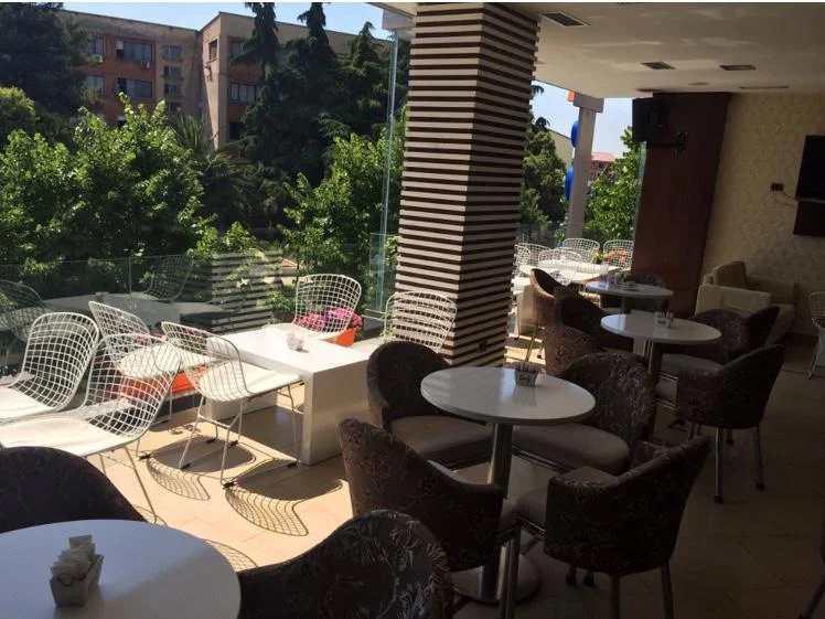 Tirane, jepet me qera lokal Kati 1, 100 m² 1.000 € (21 Dhjetori)