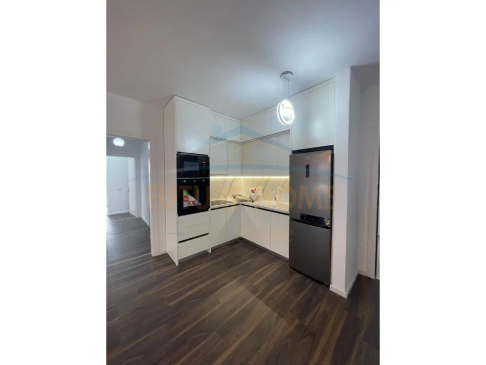 Tirane, jap me qera apartament 2+1 Kati 2, 112 m² 550 € (Fusha e Aviacionit)