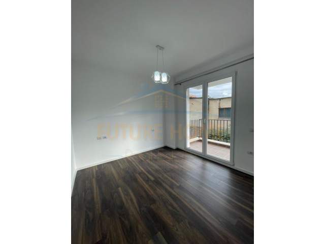 Tirane, jepet me qera apartament 2+1 Kati 2, 700 Euro (ali demi)