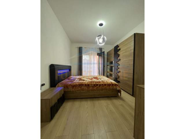 Tirane, jepet me qera apartament 2+1 Kati 2, 110 m² 500 Euro (UNAZA E RE)