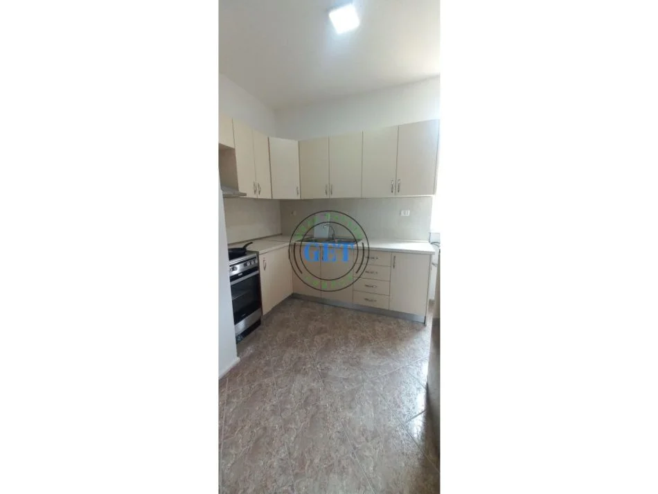 Durres, jepet me qera apartament 2+1+Ballkon Kati 3, 120 m² 450 € (Poliklinika Durres)