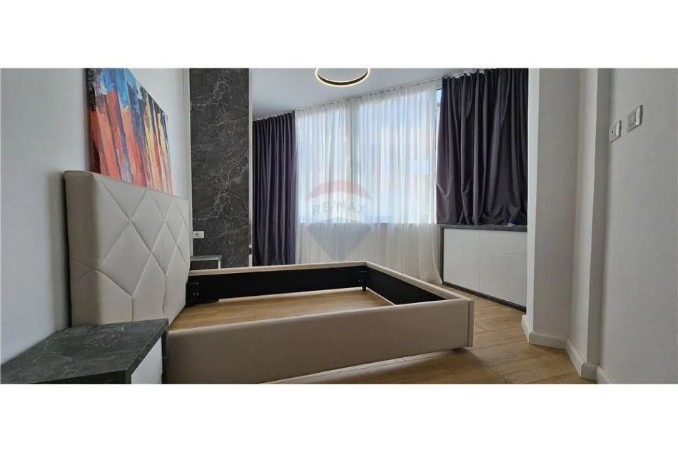 Tirane, shitet apartament 1+1 , (Eleonora)