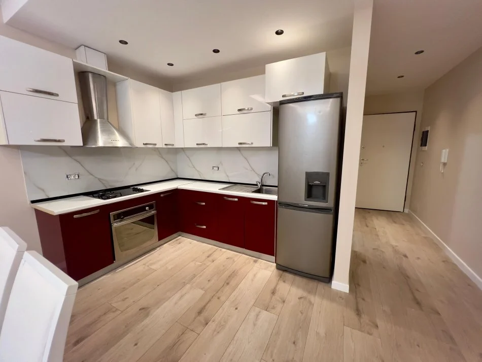 Tirane, jepet me qera apartament 2+1+Ballkon Kati 4, 101 m² 600 € (Rruga 5 Maji)