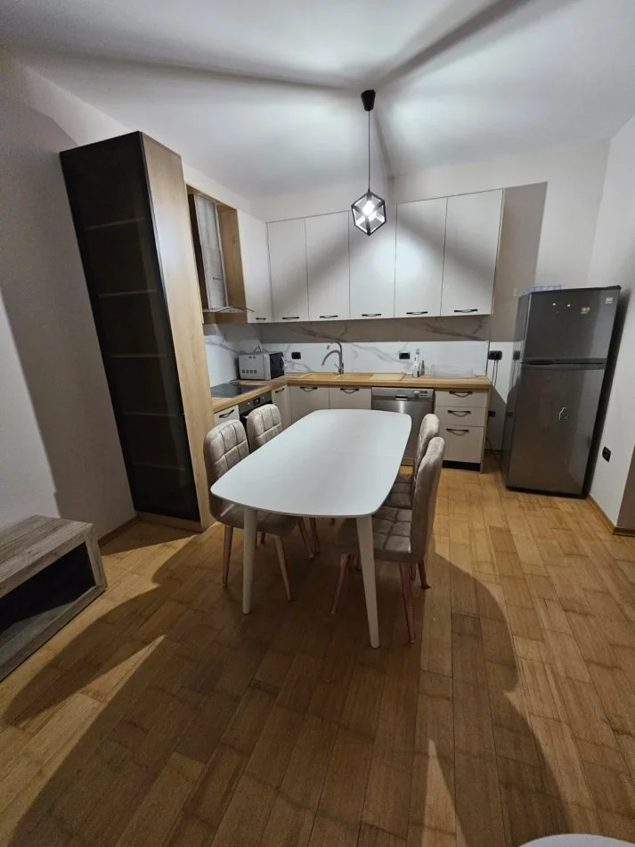 Tirane, jepet me qera apartament 3+1+Ballkon Kati 1, 130 m² 750 € 