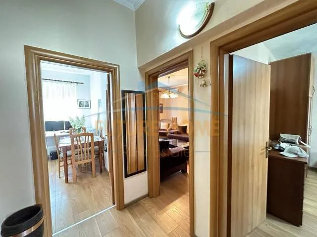 Tirane, jepet me qera apartament 1+1 Kati 4, 58 m² 400 Euro (Rruga e Durresit)