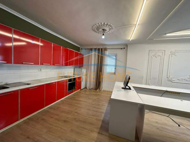 Tirane, jepet me qera apartament 3+1+BLK Kati 5, 137 m² 800 Euro (MYSLYM SHYRI)