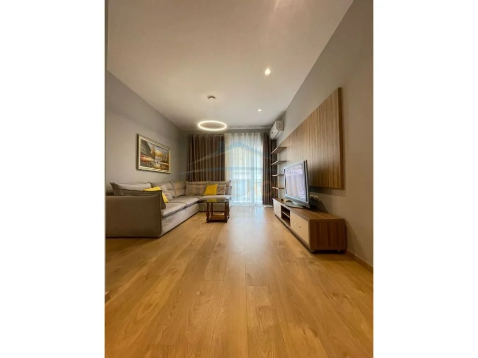 Tirane, jepet me qera apartament 2+1 Kati 10, 90 m² 700 € (KOMUNA E PARISIT)