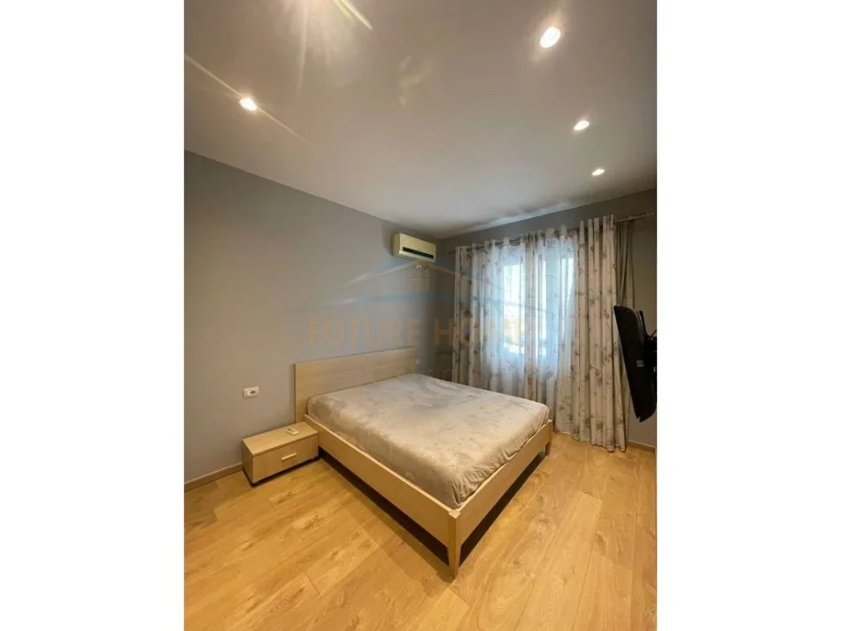 Tirane, jepet me qera apartament 2+1 Kati 10, 90 m² 700 € (KOMUNA E PARISIT)