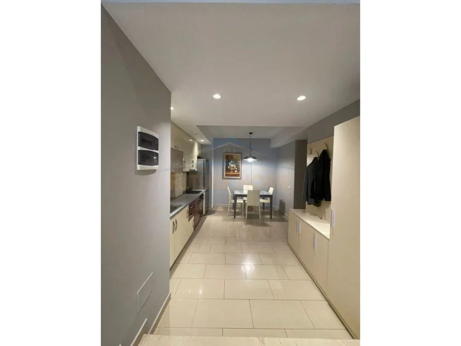 Tirane, jepet me qera apartament 2+1 Kati 10, 90 m² 700 € (KOMUNA E PARISIT)