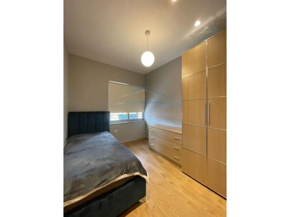 Tirane, jepet me qera apartament 2+1 Kati 10, 90 m² 700 € (KOMUNA E PARISIT)