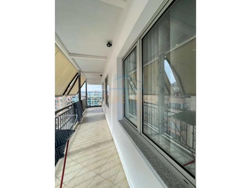 Tirane, jepet me qera apartament 2+1 Kati 10, 90 m² 700 € (KOMUNA E PARISIT)