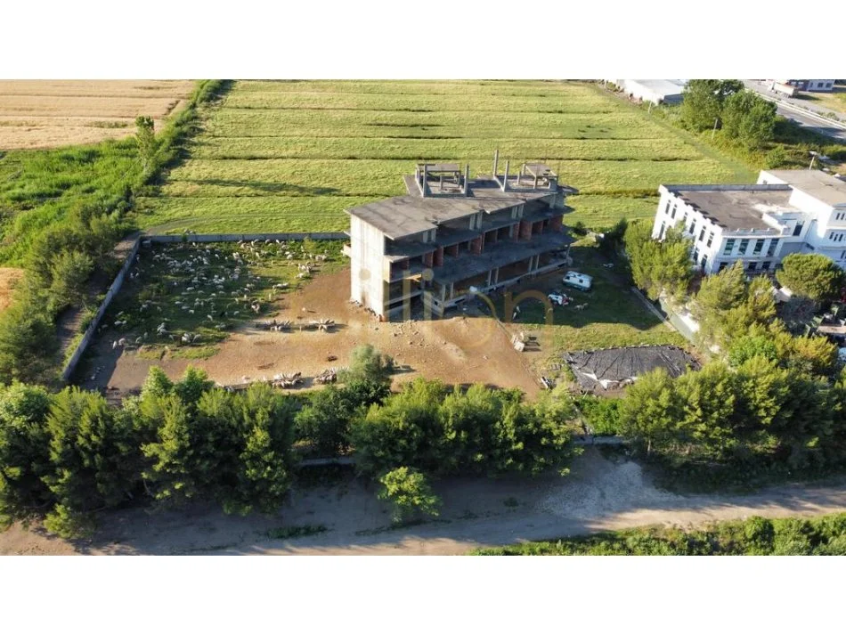 Lezhe, shitet , Toke+2.000 m²ndertim . 320.000 €