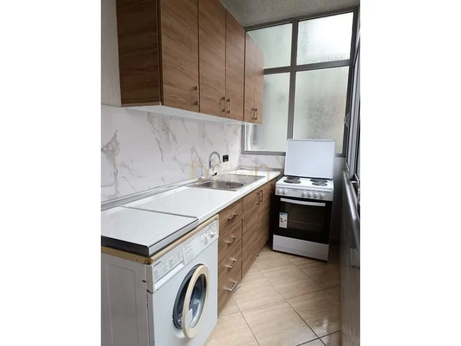 Tirane, Myslym Shyri. jepet me qera 2+1+Ballkon , 90 m² 650 €