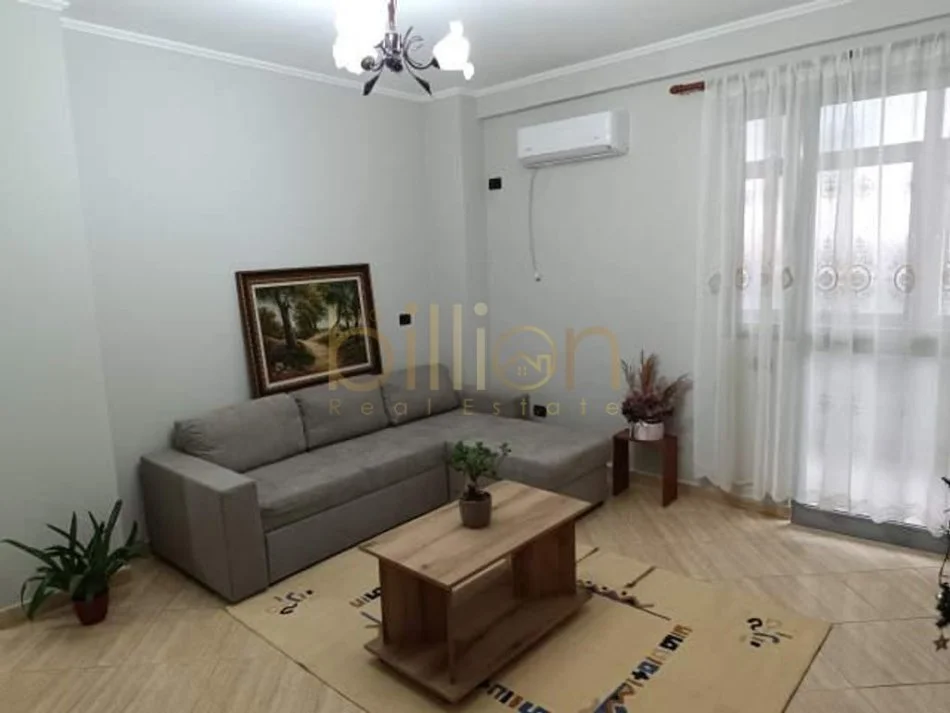 Tirane, Myslym Shyri. jepet me qera 2+1+Ballkon , 90 m² 650 €