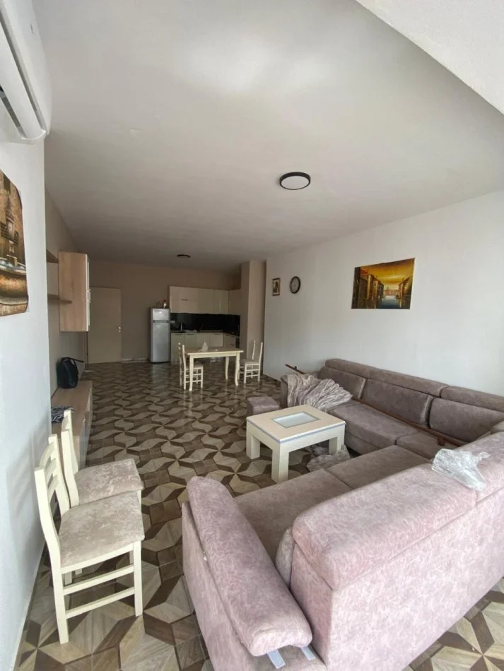 Tirane, jepet me qera apartament 2+1+Ballkon Kati 4, 90 m² 500 € (Liqeni i Thate Rruga Hamdi Sina)