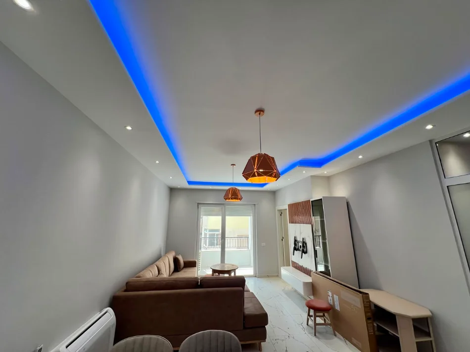 Shqiperi, jepet me qera apartament 2+1+Ballkon Kati 3, 100 m² 900 € (Piaca)