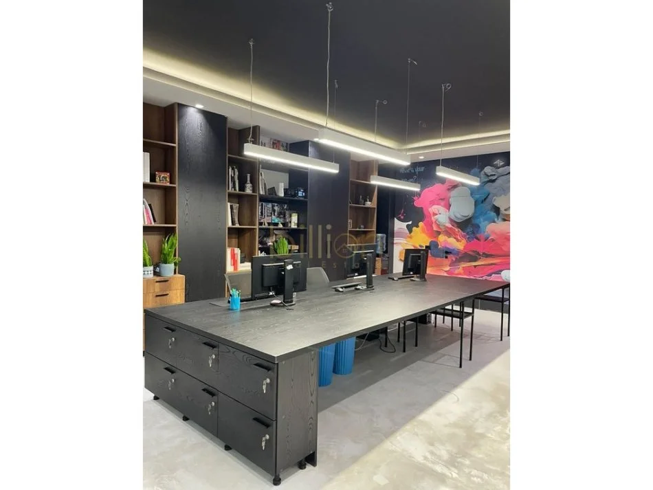 jepet me qira , ambient biznesi, Liqeni thate.110 m²