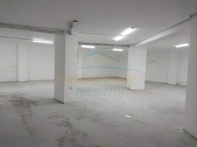 Tirane, shitet magazine Kati 0, 426 m² 350.000 Euro (Ali Demi)