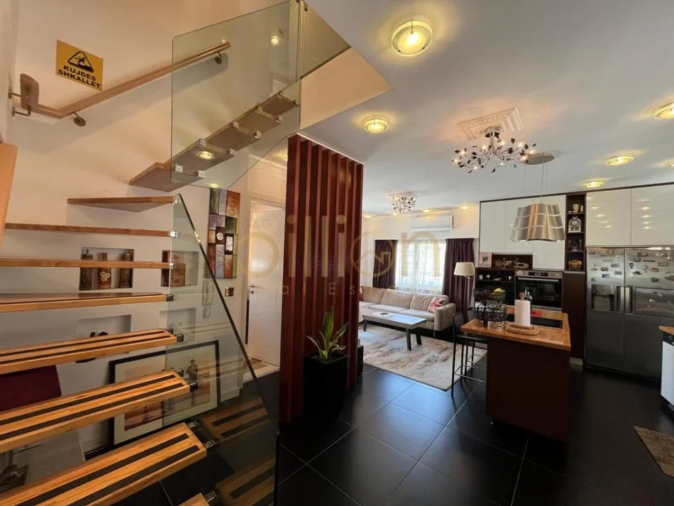 Tirane, jepet me qera Dublex , 104 m² 950 € 