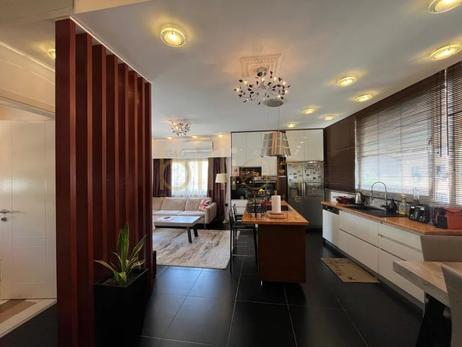 Tirane, jepet me qera Dublex , 104 m² 950 € 