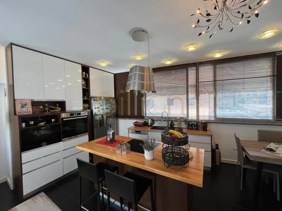 Tirane, jepet me qera Dublex , 104 m² 950 € 