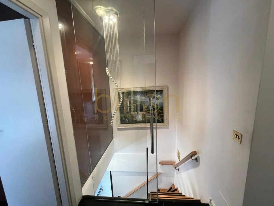 Tirane, jepet me qera Dublex , 104 m² 950 € 