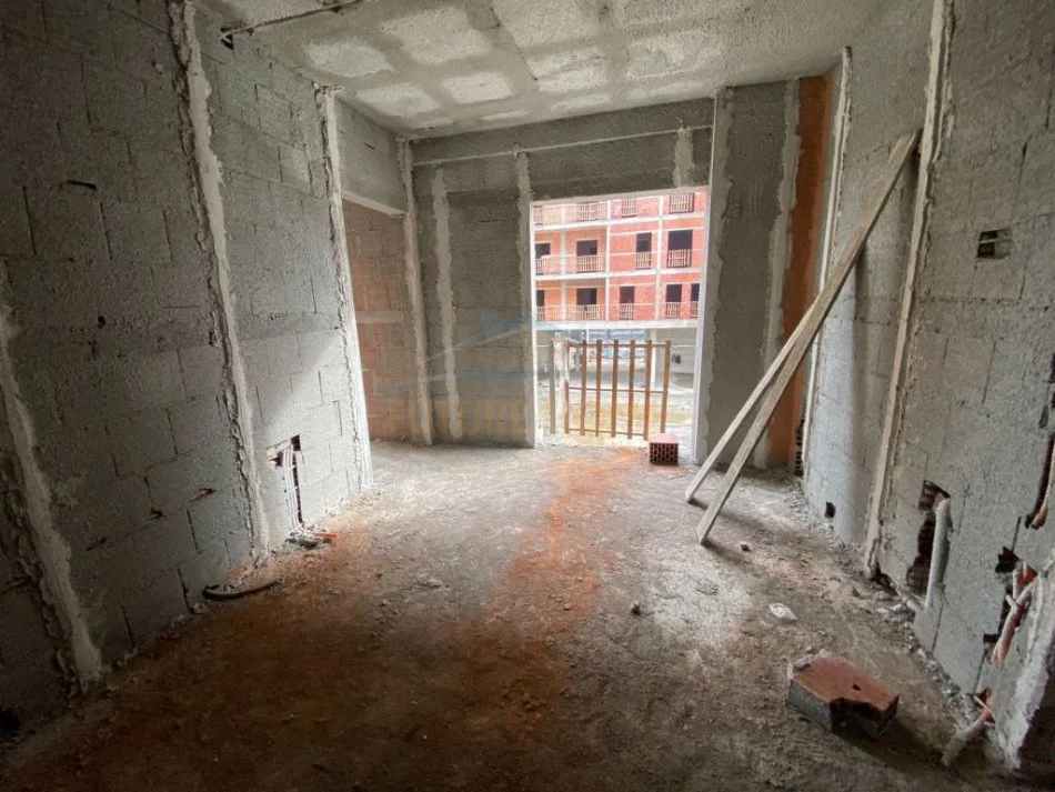 SHITET APARTAMENTI 2+1 TE TIRANA ENTRY