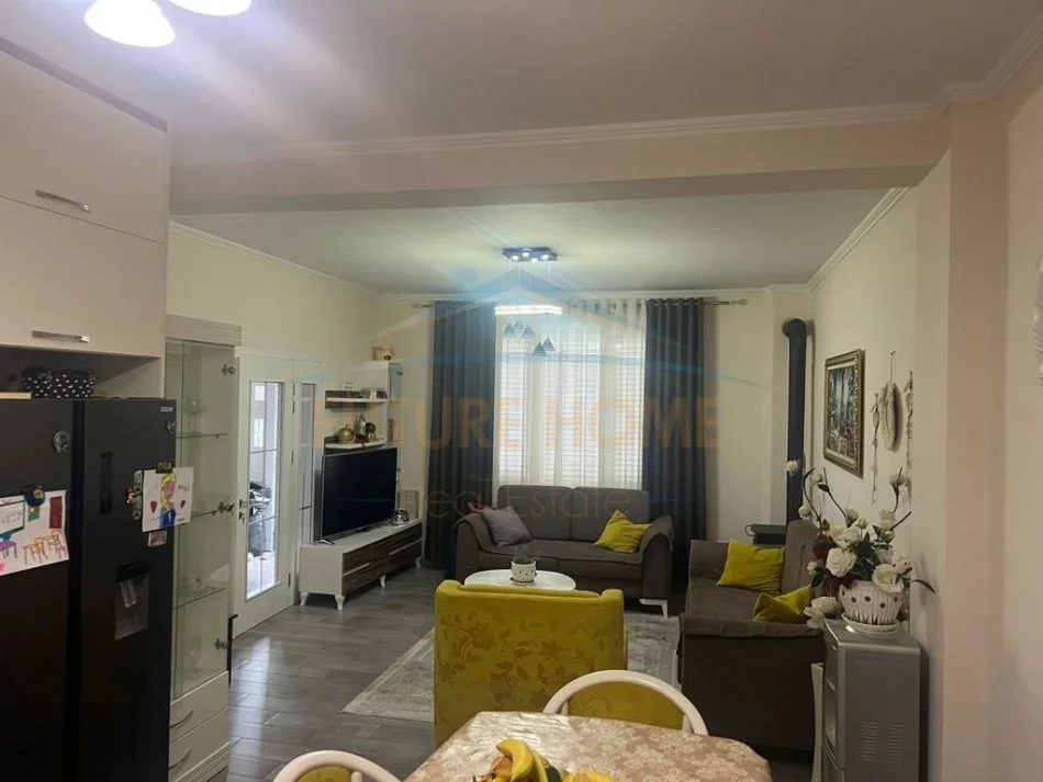 Tirane, jepet me qera Vile 3 Katshe Kati 3, 255 m² 1.000 € (Kodra e Priftit)