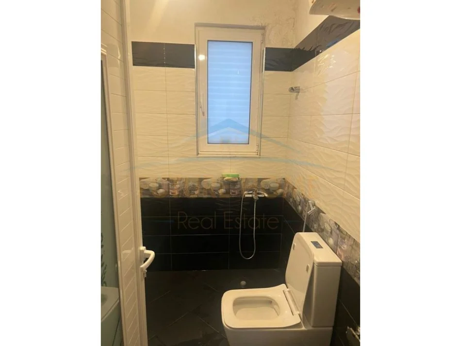 Tirane, jepet me qera Vile 3 Katshe Kati 3, 255 m² 1.000 € (Kodra e Priftit)