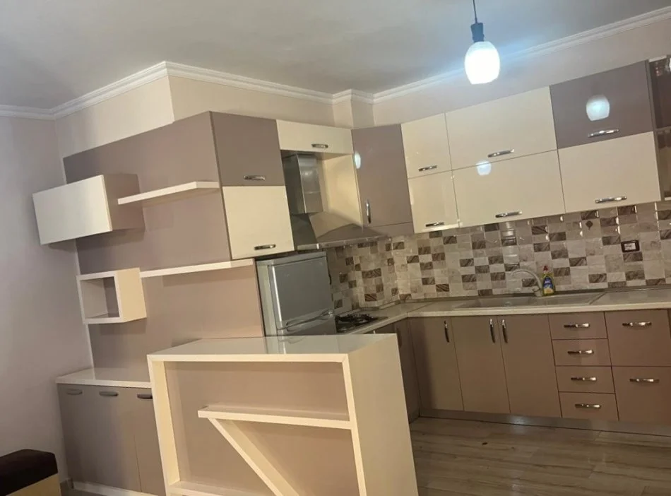 Tirane, jepet me qera apartament 2+1+Ballkon Kati 6, 90 m² 400 € (astir)