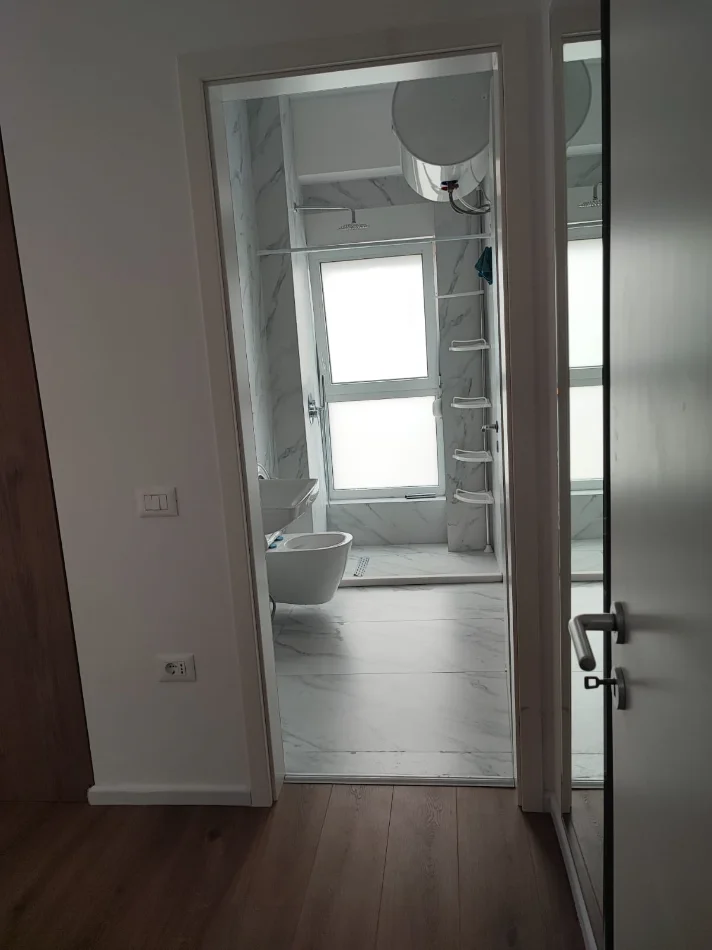 Tirane, jepet me qera apartament 2+1+Ballkon Kati 4, 100 m² 500 € (Ali Demi)