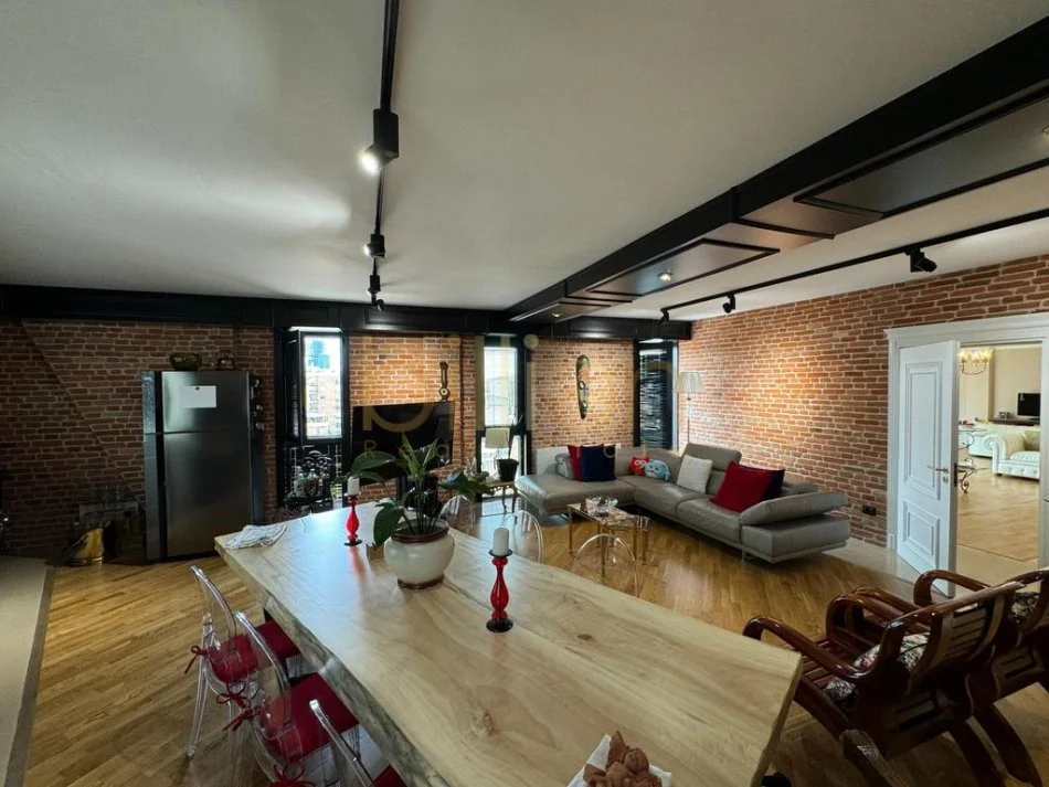 Tirane, shitet 2+1 , 203 m² 