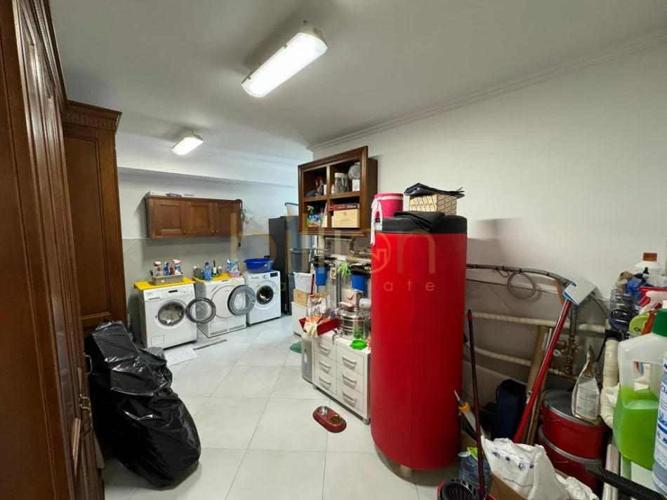 Tirane, shitet 2+1 , 203 m² 