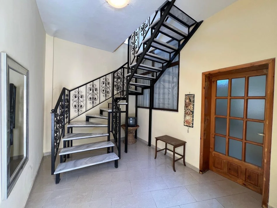 Tirane, jepet me qera Vile 4+1 Kati 1, 200 m² 1.200 € (medreseja)