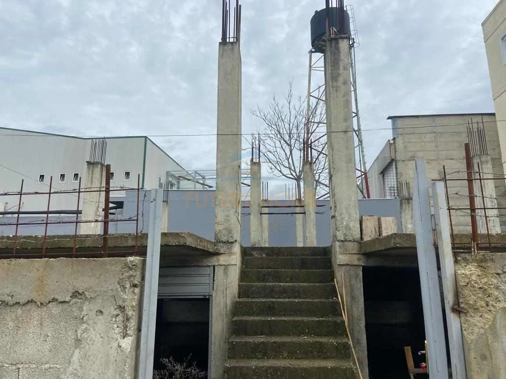 Tirane, shes truall 355 m² 90.000 Euro (Kombinat)