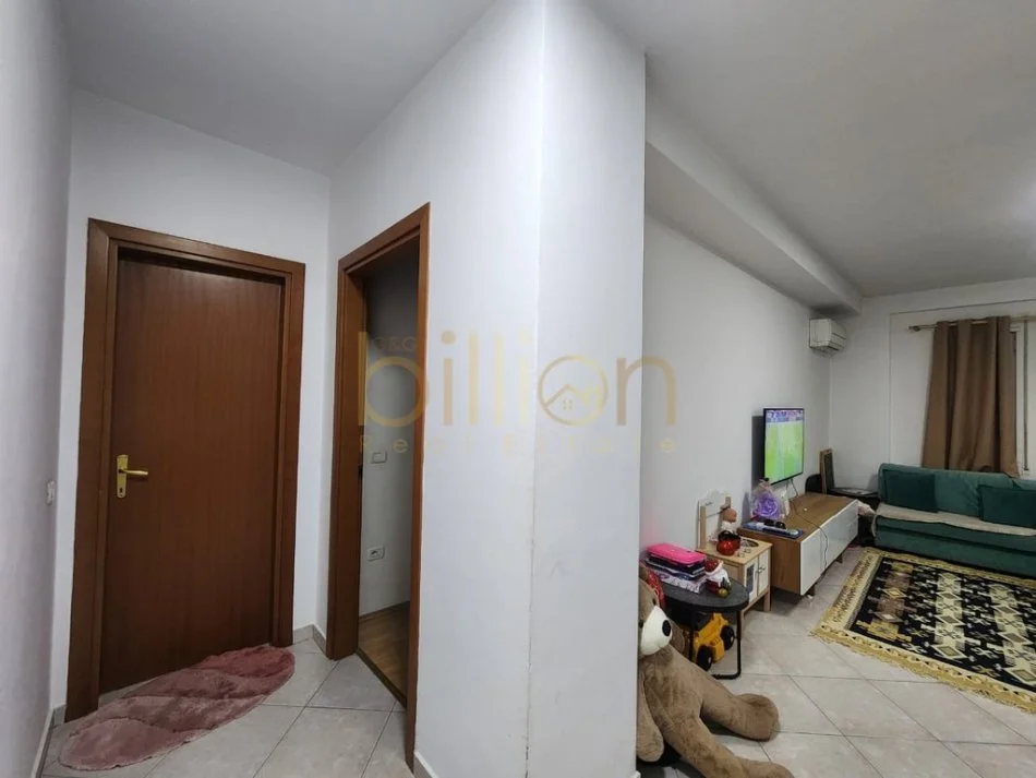 Tirane, jepet me qera 1+1 , 75 m² 500 € (ish Parku)