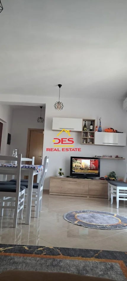 Vlore, jepet me qera apartament 1+1+Ballkon Kati 8, 70 m² 400 € (Lungomare)