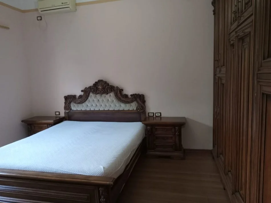 Tirane, jepet me qera shtepi 2+1+Ballkon Kati 2, 120 m² 600 € (rruga Nikolla Lena)