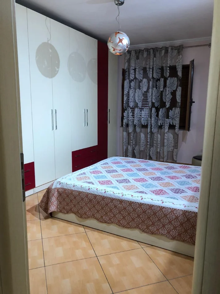 Tirane, jepet me qera apartament 2+1+Ballkon Kati 8, 95 m² 500 € (Unaza e Re)