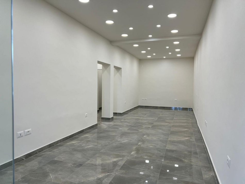 Tirane, shitet dyqan Kati 0, 70 m² (Tirane e Re)