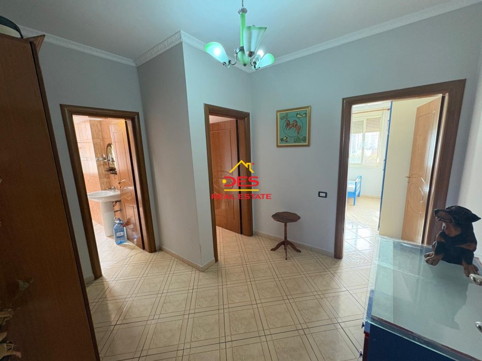 Vlore, jepet me qera apartament 2+1+Ballkon Kati 7, 110 m² 450 € (Rruga Zaho Koka)