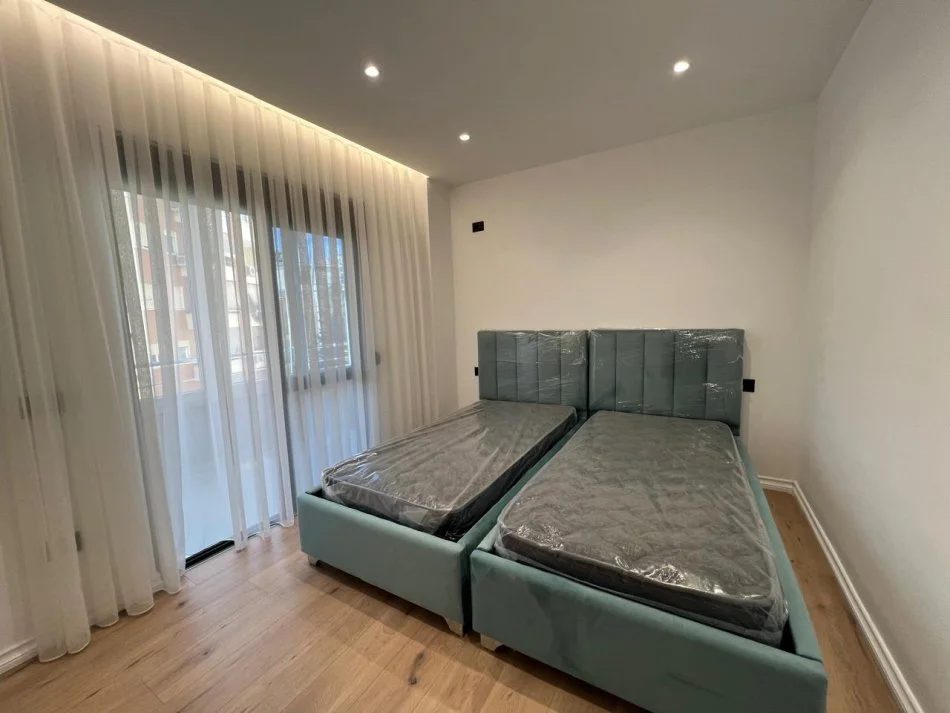 Tirane, jepet me qera apartament 3+1 Kati 3, 1.000 € (Rruga Eduart Mano)