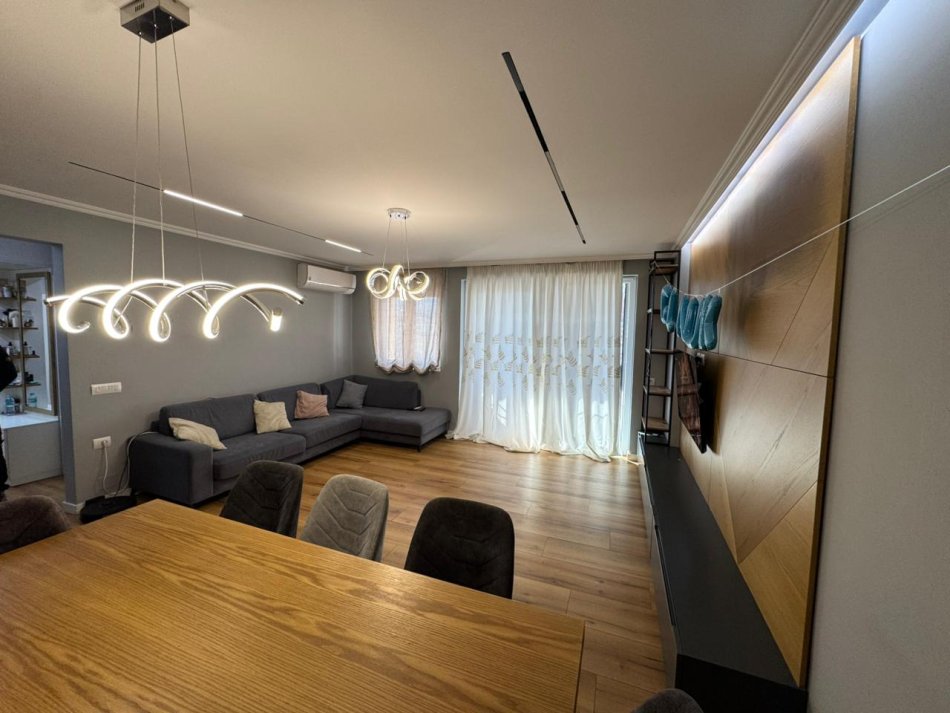 Tirane, shes apartament 2+1 Kati 12, 117 m² 310.000 € (komuna e parisit)