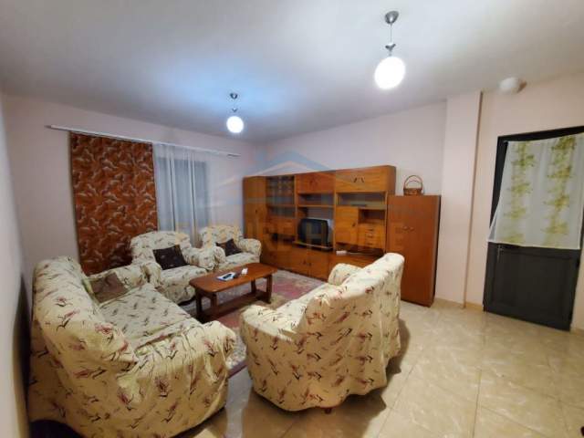Tirane, jepet me qera apartament Kati 1, 120 m² 350 Euro (Shkolla e Bashkuar)