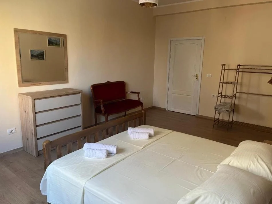 Tirane, jepet me qera apartament 2+1 Kati 3, 750 m² 750 € (rruga Muhamed Gjollesha)