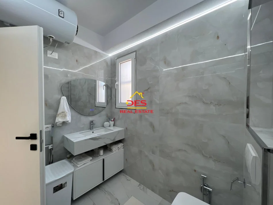 Vlore, shitet apartament 1+1+Ballkon Kati 8, 76 m² 135.000 € (Rruga Sadik Zotaj)